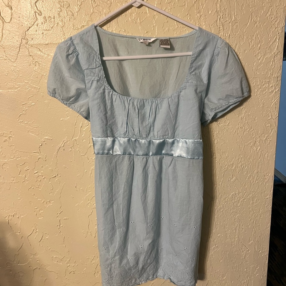 Light blue top capacity, unlimited with eyelets